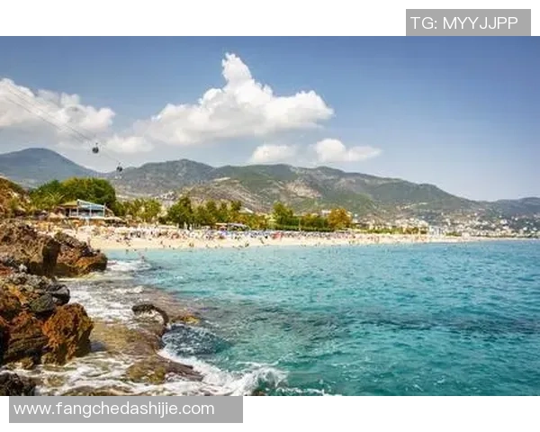 足球巨星与海边风景的完美融合，展现运动与自然的和谐美学