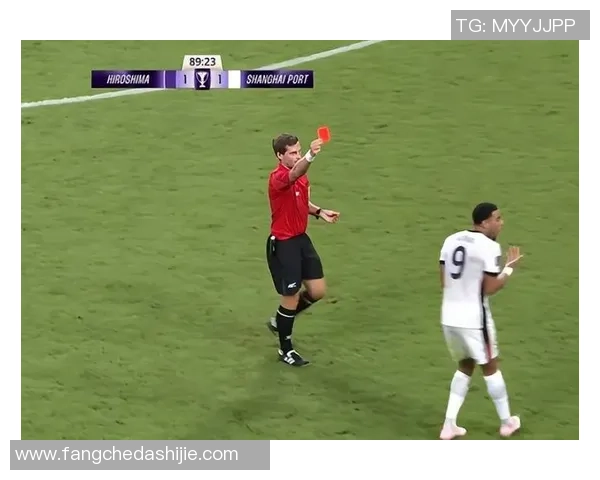 足球明星赛场激烈对抗中因推搡动作引发对手倒地风波